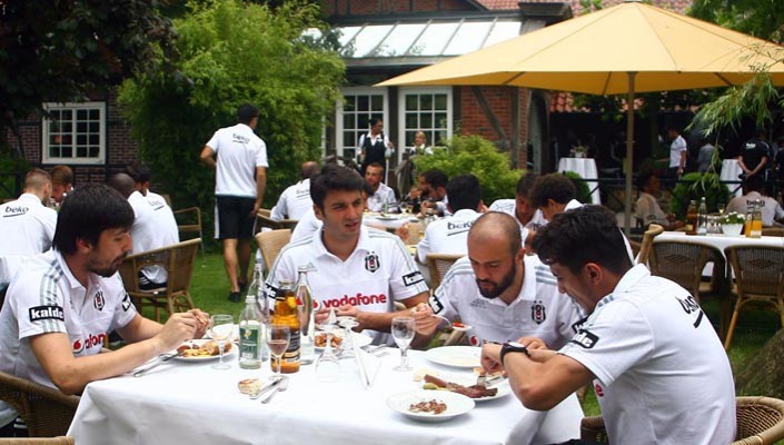 Futbol Takımımız Almanya'da Barbekü Yaptı
